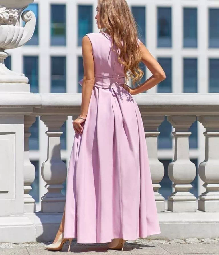 pudrowo różowa sukienka