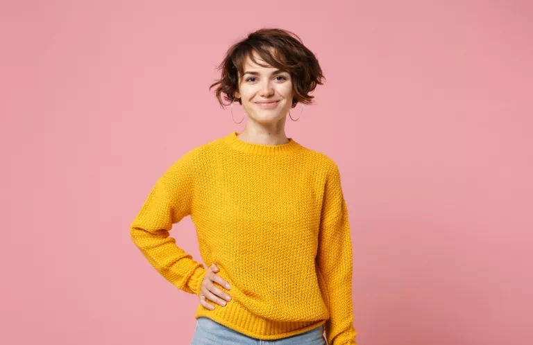 żółty sweter